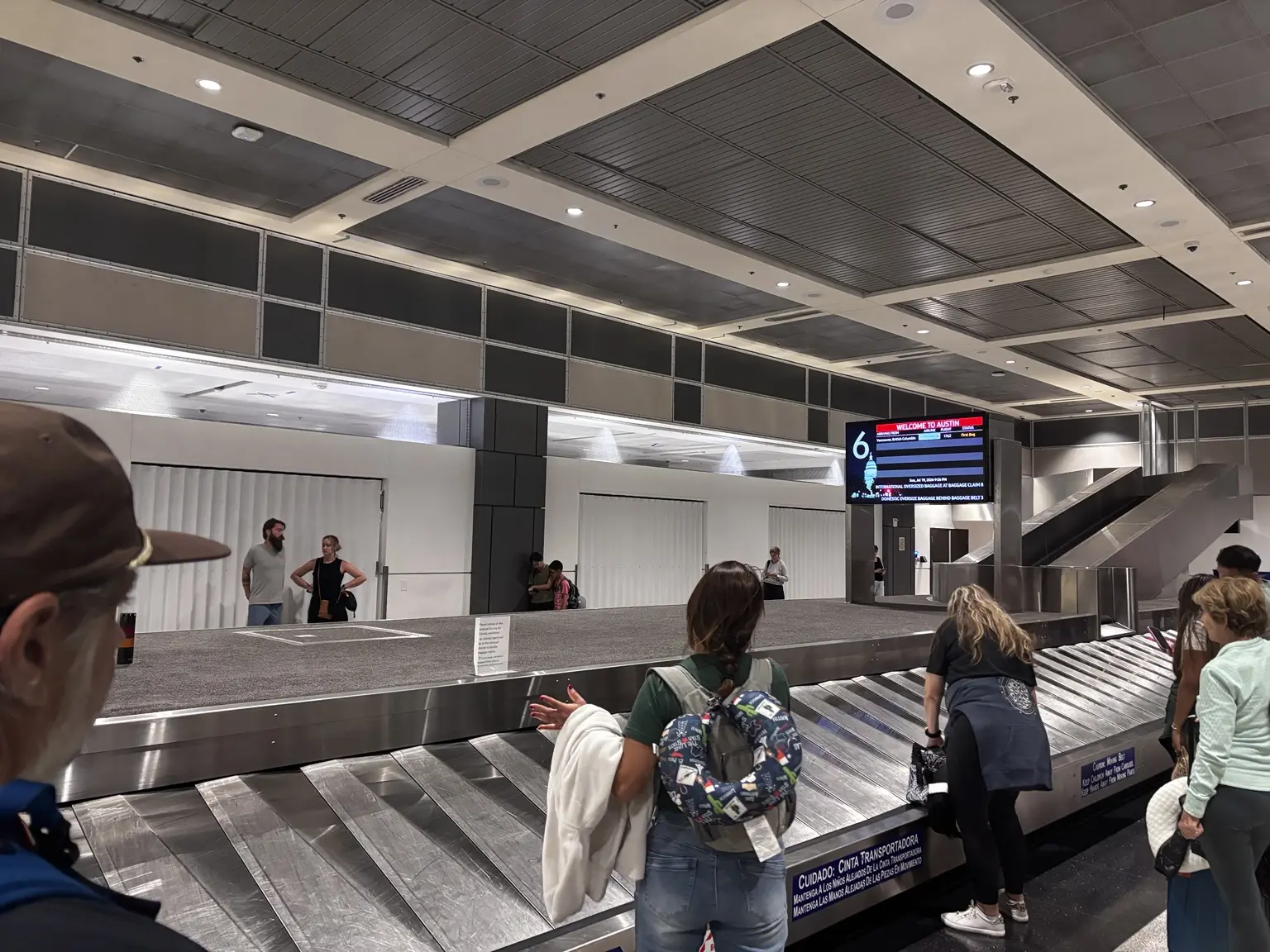 21:22 左右，AC1762 旅客围在仍然空着的 6 号行李转盘旁