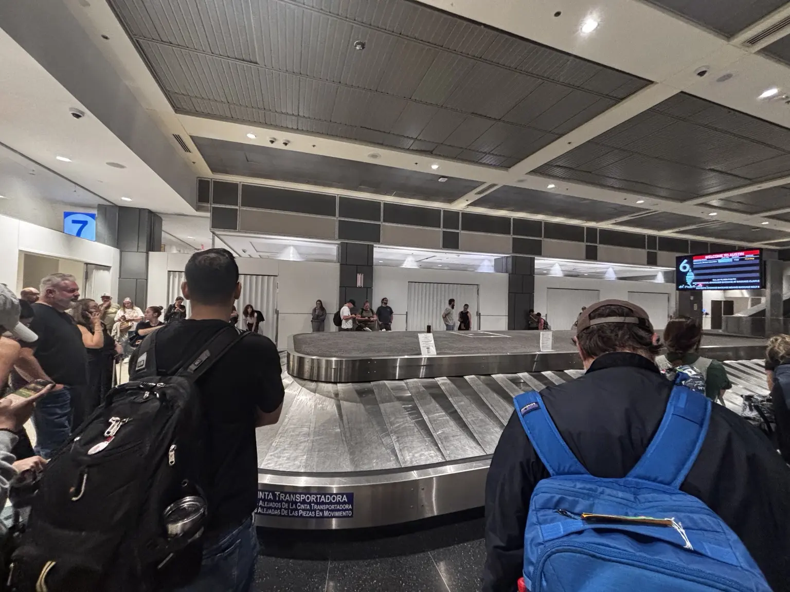更多旅客围在空转盘旁等待